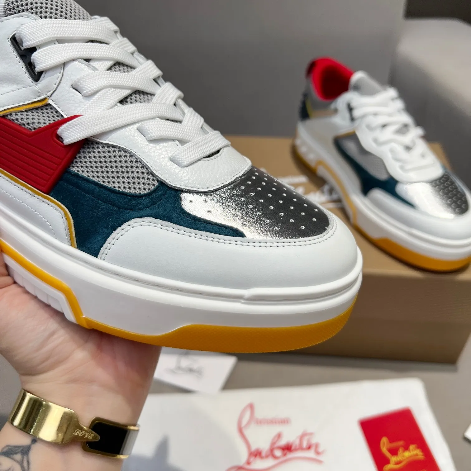 Men's shoes 💰700 🌹🌹🌹̋ Wang Junkai Yang Mi Xu Kai Zhang Jingyi Ding Chengxin Chen Muchi Wang Ziyi Same style Christian Louboutin 2024 [New product] ASTROLOUBI unisex thick-soled sports shoes red-soled shoes perfectly integrate fashion and sports, The fabrics are made of luxurious calfskin, soft suede, smooth satin and laminated leather, and the back is decorated with classic rivets. The interior is blended with a knitted tongue for added durability, breathability and quick-drying comfort. The outsole is made of a combination of EVA foam and imported rubber, and the colorful CL iconic letters on the side of the outsole show the brand's unique style. It is a ceiling-level comfortable skate shoe! ! ! Available in multiple colors, women's sizes 35--40, men's sizes 39--45